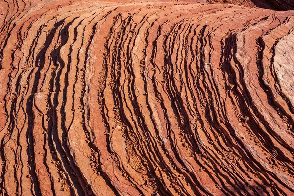 Katmanlı kırmızı kumtaşı kaya oluşumları, ABD 'nin Glen Kanyonu yakınlarındaki Arizona çölünde Jurasik tortul kayalar.