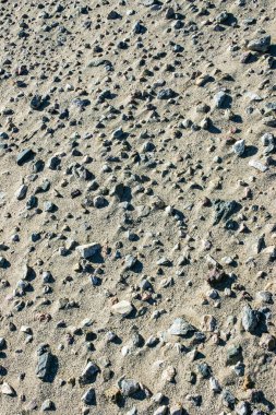 Kumlu çöldeki volkanik lavdan siyah taşlar Ulusal Park Joshua Tree, Kaliforniya 'ya gidiyor.