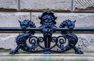 New York, Manhattan - 30 Kasım 2009: Eski Beatle John Lennon 'ın New York Central Park' ta yaşadığı Dakota binasında demir parmaklıklar