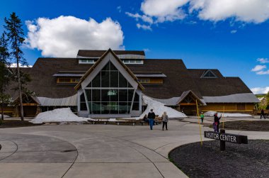 WYOMING, ABD - 12 Mayıs 2018: Yellowstone Ulusal Parkı 'ndaki ziyaretçi merkezinin ahşap binası, ABD