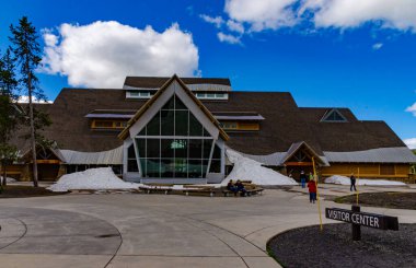 WYOMING, ABD - 12 Mayıs 2018: Yellowstone Ulusal Parkı 'ndaki ziyaretçi merkezinin ahşap binası, ABD