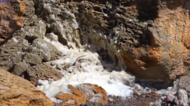 Karadeniz 'in kirliliği ve ötrofikasyonu, Ukrayna' nın Odessa sahilinde meydana gelen bir fırtına sırasında kıyıda kirli köpük.