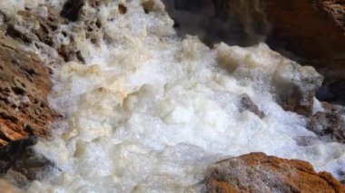Karadeniz 'in kirliliği ve ötrofikasyonu, Ukrayna' nın Odessa sahilinde meydana gelen bir fırtına sırasında kıyıda kirli köpük.