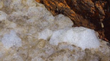 Karadeniz 'in kirliliği ve ötrofikasyonu, Ukrayna' nın Odessa sahilinde meydana gelen bir fırtına sırasında kıyıda kirli köpük.