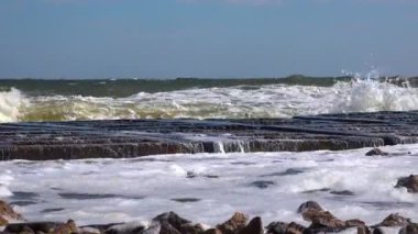 Karadeniz kıyısı - su kirliliği ve ötrofikasyon, Ukrayna 'nın Odessa sahilinde bir fırtına sırasında kıyıya vuran sarı köpük.