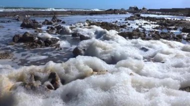 Karadeniz kıyısı - su kirliliği ve ötrofikasyon, Ukrayna 'nın Odessa sahilinde bir fırtına sırasında kıyıya vuran sarı köpük.