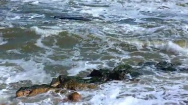 Karadeniz 'de fırtına, beyaz köpüklü büyük dalgalar Odessa şehrinde kıyı koruma yapıları ile kıyıya vuruyor.