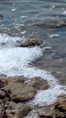 Odessa yakınlarındaki tuzlu Kuyalnik nehrinin suyunda beyaz köpük, sahildeki Artemia yumurtaları