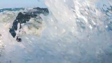 Köpüklü dalgalar yosunların karıştığı bir kayaya çarptı, Karadeniz 'deki fırtına, Odessa