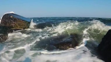 Karadeniz 'de fırtına, kıyıya yakın kayaların arasında dalgalar, kameraya çarpan su, Odessa