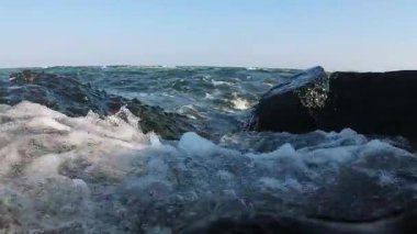 Karadeniz 'de fırtına, kıyıya yakın kayaların arasında dalgalar, kameraya çarpan su, Odessa