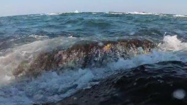 Karadeniz 'de fırtına, köpüklü dalgalar kıyıya yakın kıyı kayalarını istila ediyor ve kamera Odessa' yı istila ediyor.