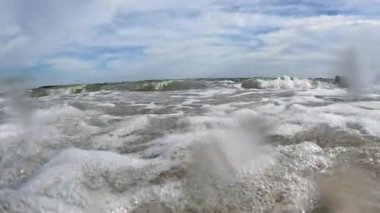 Kumsaldaki kumsalın yakınındaki hidrodinamik hareket, Karadeniz 'deki dalgalarda kum ve çakıl taşları hareket ediyor, Odessa