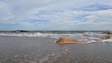 Kumsaldaki kumsalın yakınındaki hidrodinamik hareket, Karadeniz 'deki dalgalarda kum ve çakıl taşları hareket ediyor, Odessa