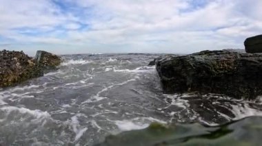 Su kütlelerinin hidrodinamiği, dalgalar fırtına sırasında bir video kamera ve taşları taşır, alglerle kaplar, Karadeniz