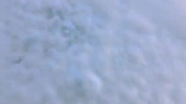 Fırtına sırasında, dalgalar midye ve alglerle kaplı taşları yıkar, Karadeniz