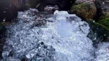 Kaynak suyu paslı bir borudan Karadeniz 'e akar. Su damlaları ve kabarcıkları kameraya çarpar. Yavaş çekim videosu.