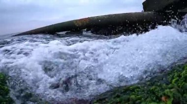 Tatlı kaynak suyu, eski paslı bir borudan Karadeniz 'e, Odessa' ya güçlü bir akarsu olarak akar.