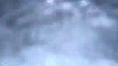 Bir borudan akan temiz su, Karadeniz kıyısındaki taşların üzerinde denize dökülür.
