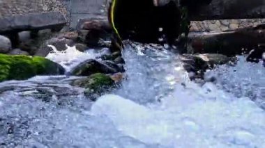 Köpüklü ve hava kabarcıklı bir tatlı su akıntısı denize akar, taşları Enteromorpha algleriyle yıkar, denizi tuzdan arındırır, toprak suyu