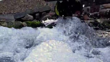 Köpüklü ve hava kabarcıklı bir tatlı su akıntısı denize akar, taşları Enteromorpha algleriyle yıkar, denizi tuzdan arındırır, toprak suyu
