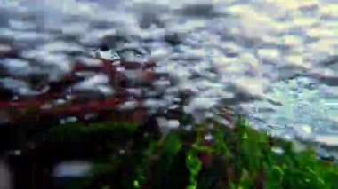 Karadeniz 'de köpüklü ve hava kabarcıklı hızlı tatlı su akışı