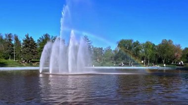 Odessa parkındaki yapay gölde çeşmenin yanında gökkuşağı.