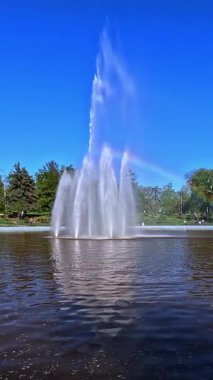 Odessa parkındaki yapay gölde çeşmenin yanında gökkuşağı..