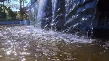 Gölden göle akan su akıntısı, düşen suda ışık ve parıltı oyunu.