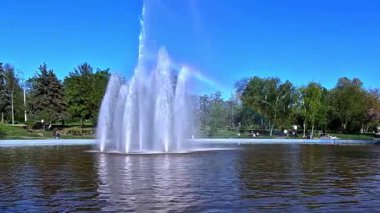 Odessa parkındaki yapay gölde çeşmenin yanında gökkuşağı..