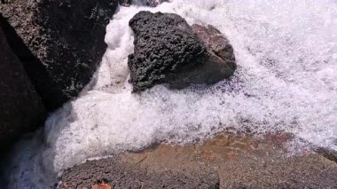 Khadzhibey Estuary, Odessa 'daki eski atık su arıtma tesisinden gelen pis kokulu su, nehir kıyısına akıyor.