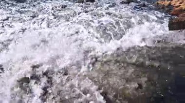 Su kirliliği, kötü tedavi edilmiş atık su doğal bir rezervuara akıyor.