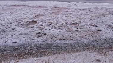 Kurumuş bir haliçin dibindeki tuzlu sodyum klorür.