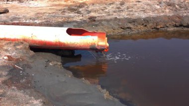 Kuialnyk Estuary, kirli atık suyu olan bir boru hiperhale rezervuarının kıyısındaki tuzlu bir akarsuya akar.