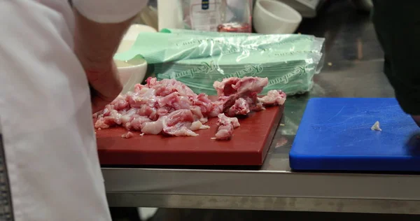 Видео Крупным Планом Видно Режут Сырое Мясо Ножом Подготовка Мяса — стоковое фото