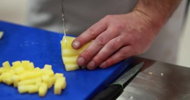 Deneyimli bir şef tarafından pişirilmeden önce profesyonel çiğ patates kesimi..