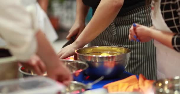 Corte Profesional Papas Crudas Antes Cocinar Por Chef Experimentado — Vídeo de stock