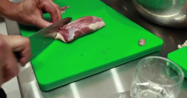 Professioneel Snijden Van Rauwe Aardappelen Voor Het Koken Door Een — Stockvideo