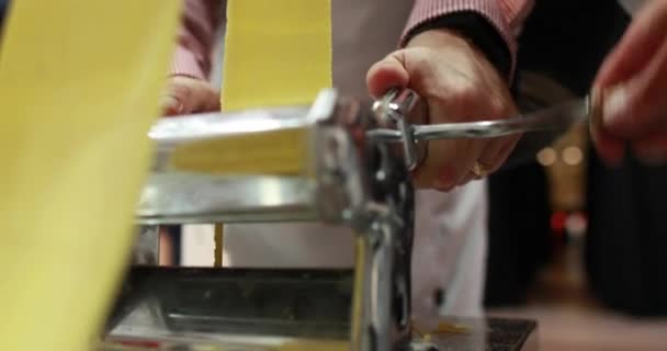Φτιάχνω Σπιτικά Ζυμαρικά Χρησιμοποιώντας Μια Μηχανή Ζυμαρικών Σεφ Ετοιμάζει Ζυμαρικά — Αρχείο Βίντεο