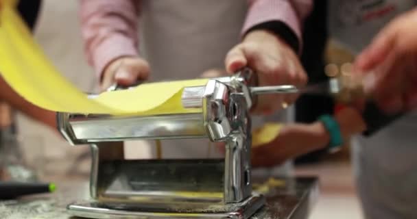 Hausgemachte Pasta Zubereiten Mit Einer Nudelmaschine Bereitet Der Koch Die — Stockvideo