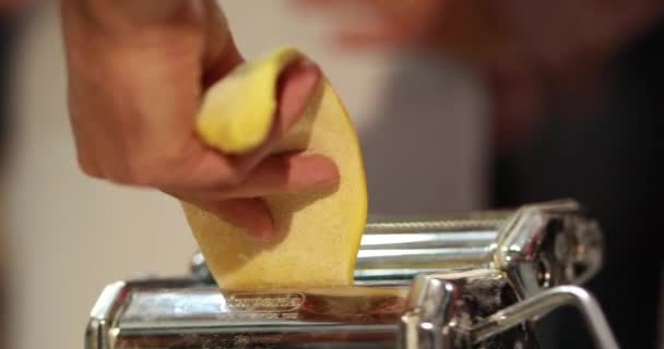 Виготовлення Домашньої Пасти Використовуючи Макаронні Машини Шеф Кухар Готує Макарони — стокове відео