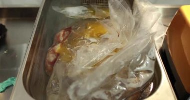 Polietilen içinde yemek pişirmek. Profesyonel mutfak..