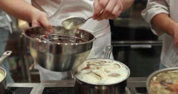 Modern Profesyonel Bir Mutfakta Yemek Pişirmek Lezzetli Avrupa Mutfağı Yavaş — Stok video