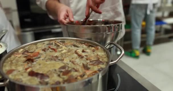 Vaření Moderní Profesionální Kuchyni Vynikající Evropská Kuchyně Koncept Pomalého Vaření — Stock video