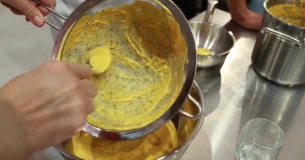 Een Professionele Chef Kok Werkt Met Een Zeef Een Lepel — Stockvideo