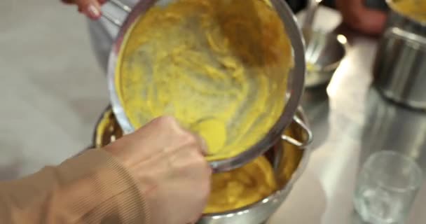 一位专业厨师用筛子和勺子一起工作 用精细的金属筛子揉搓南瓜浆 做成南瓜泥 — 图库视频影像