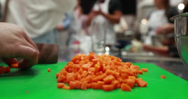 Profesyonel Bir Mutfakta Havuç Doğramak Dilimlenmiş Havuç Yakın Plan — Stok video