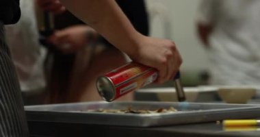 Mutfağın yemek ve mantarları yaktığı profesyonel bir mutfak. Şef tabağı şişirir..