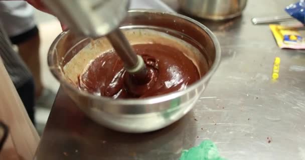 Zubereitung Von Schokoladenmousse Mit Einem Stabmixer Einer Professionellen Küche — Stockvideo