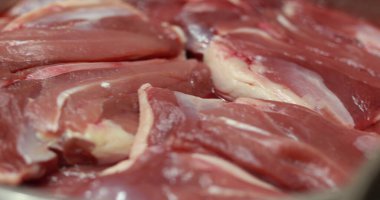 Pişirmeden önce mutfaktaki kasede taze, çiğ et parçaları..